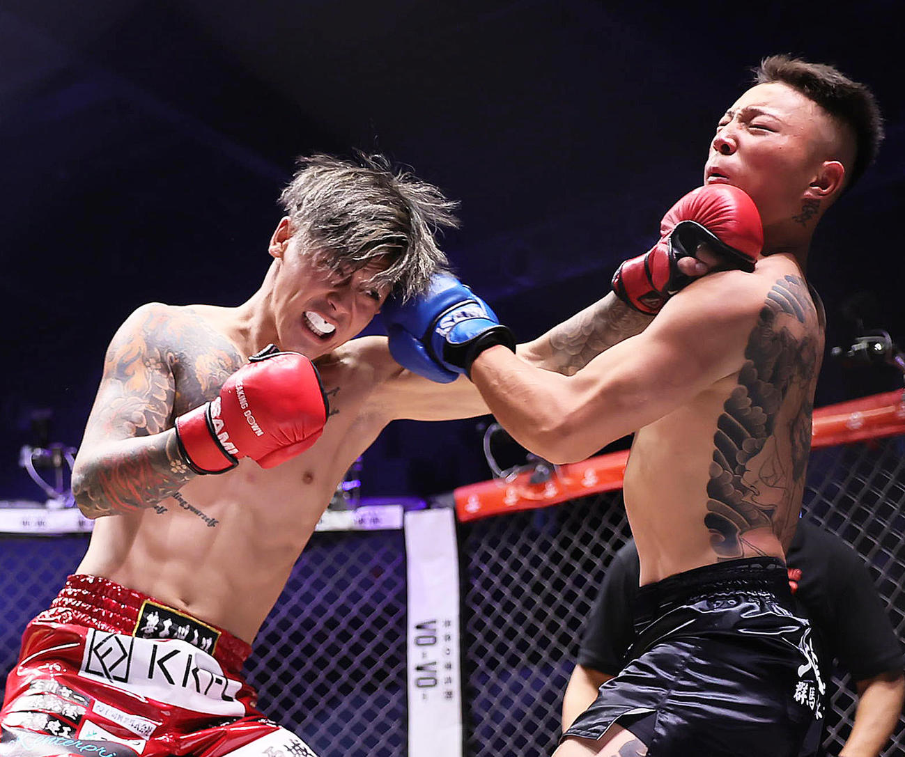 大沢(北関東)（右）を攻めるリキ(大阪)（撮影・足立雅史）