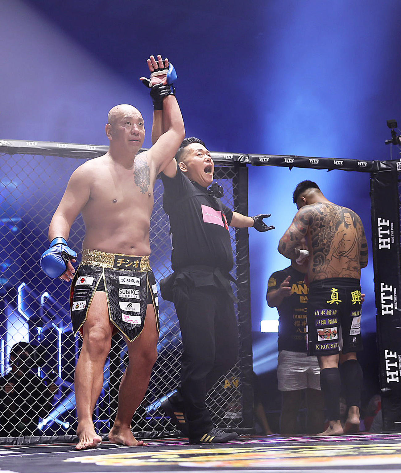 ブレイキングダウン9　サップ西成（左）は松井を破る（撮影・足立雅史）