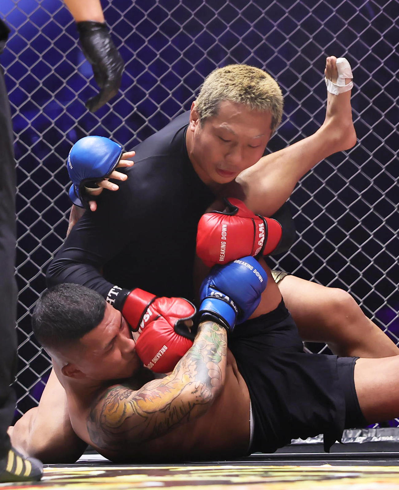 森（下）を攻める樋口（撮影・足立雅史）