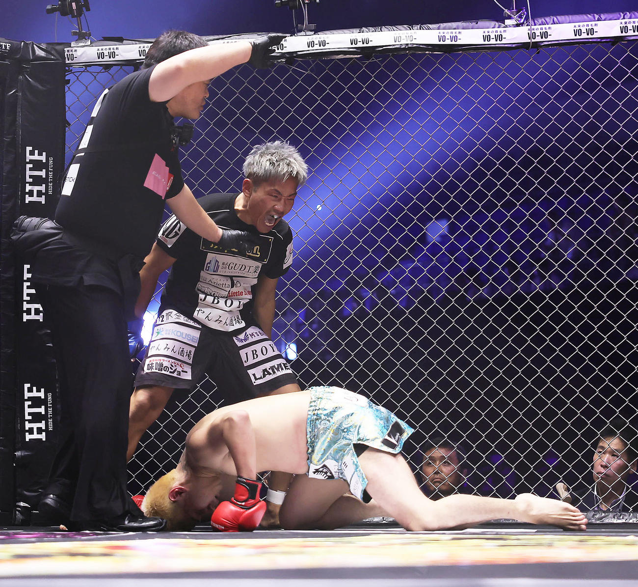 かずきんぐ（上）はこめおを破り雄たけびを上げる（撮影・足立雅史）