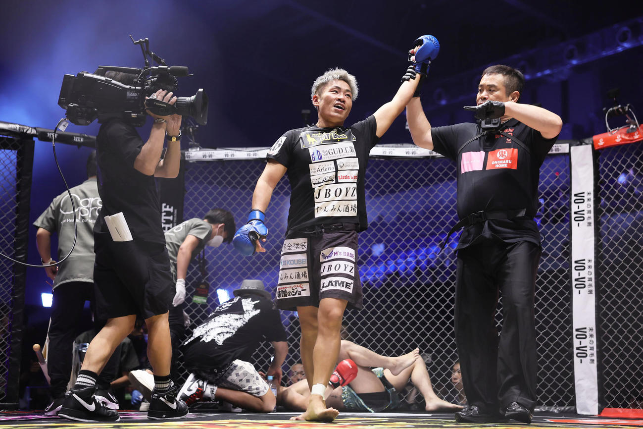 かずきんぐはこめおを破る（撮影・足立雅史）