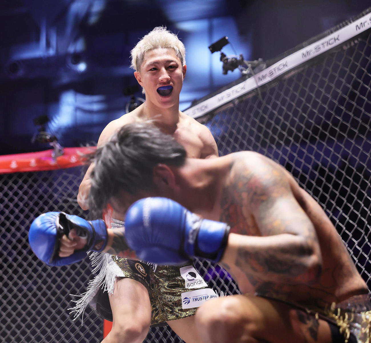 竜毅（手前）を破った冨沢（撮影・足立雅史）