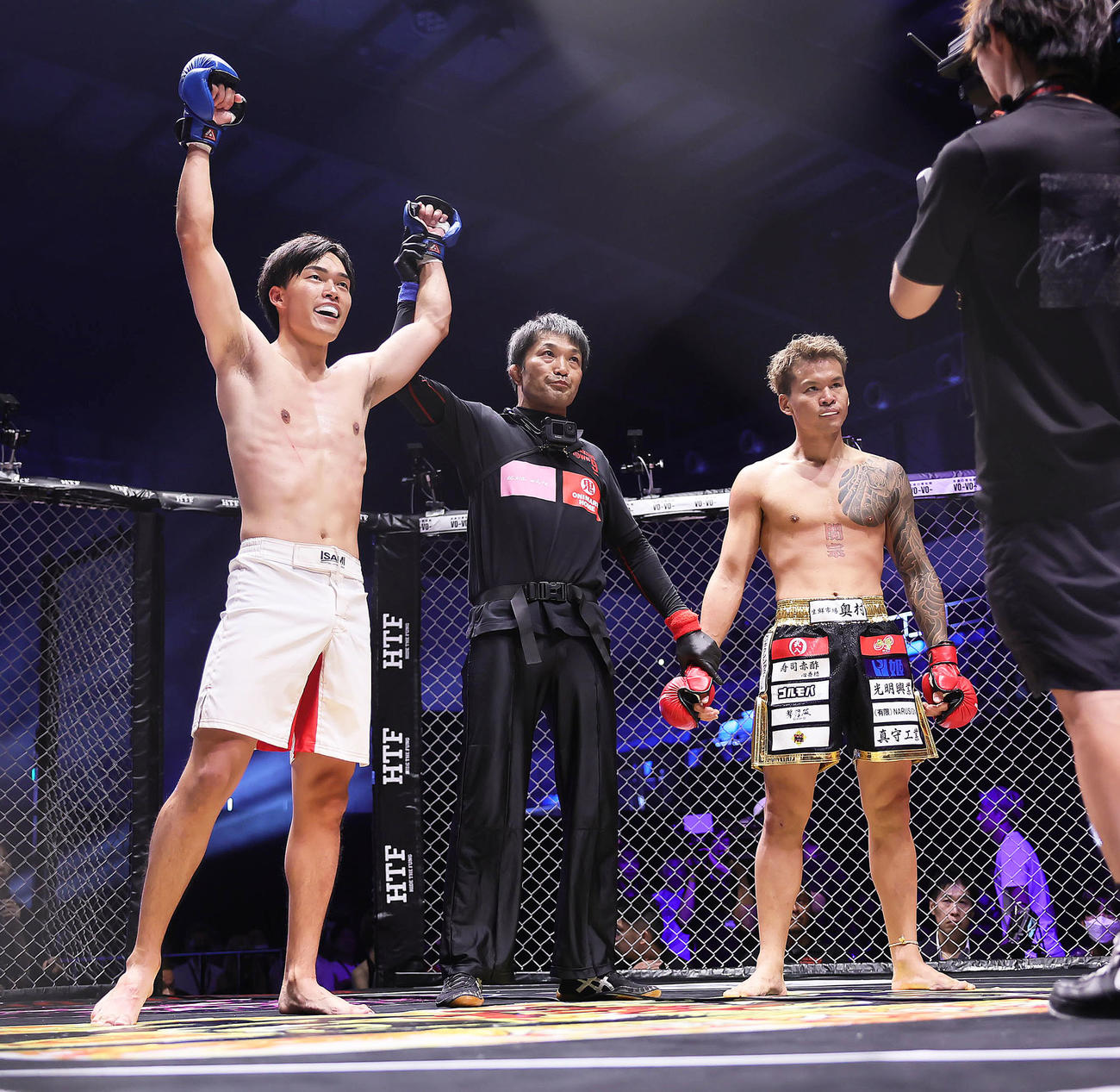 細川(北関東)（左）はダイスケ(大阪)を破る（撮影・足立雅史）