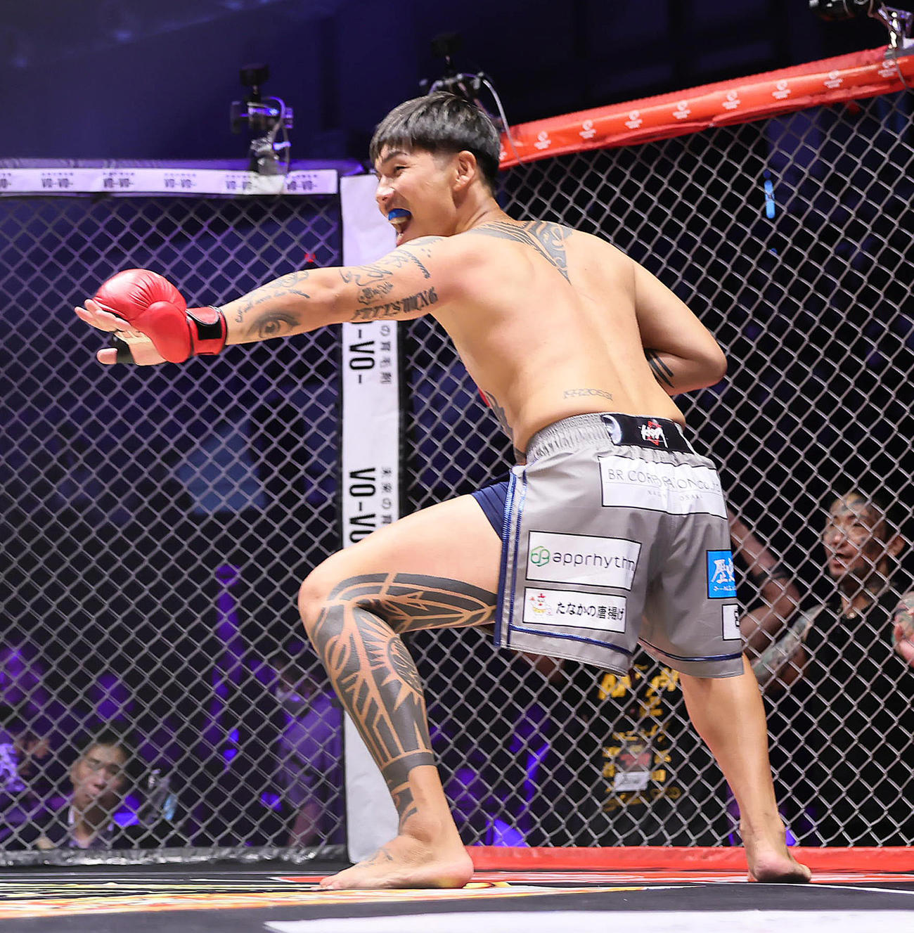 小林(北関東)を破りポーズを決めるシモミシュラン(大阪)（撮影・足立雅史）