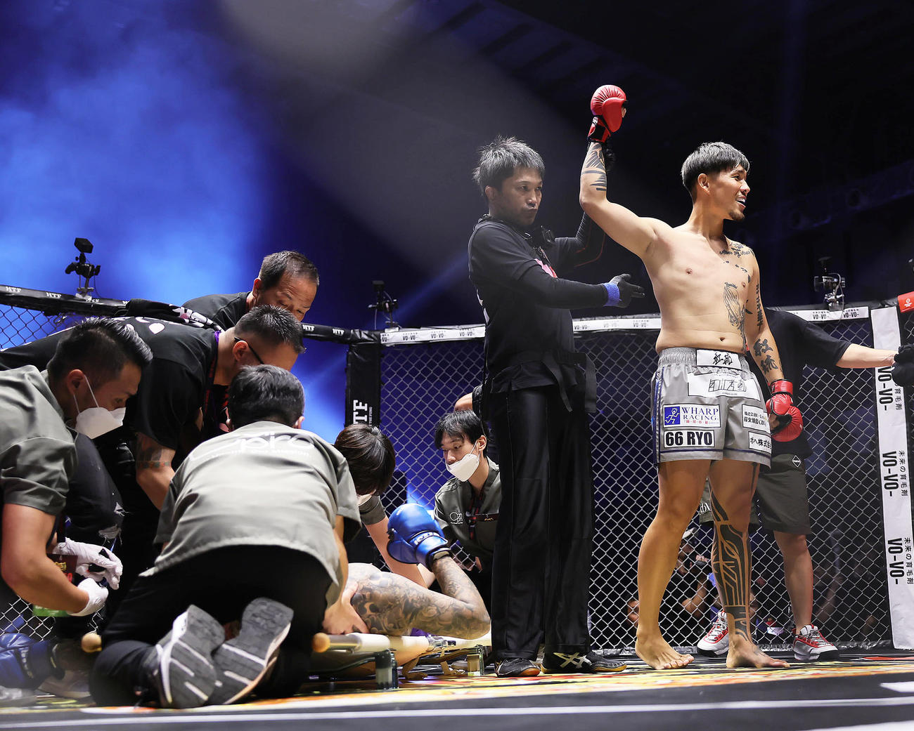 小林健太(北関東)（左）を破ったシモミシュラン(大阪)（撮影・足立雅史）