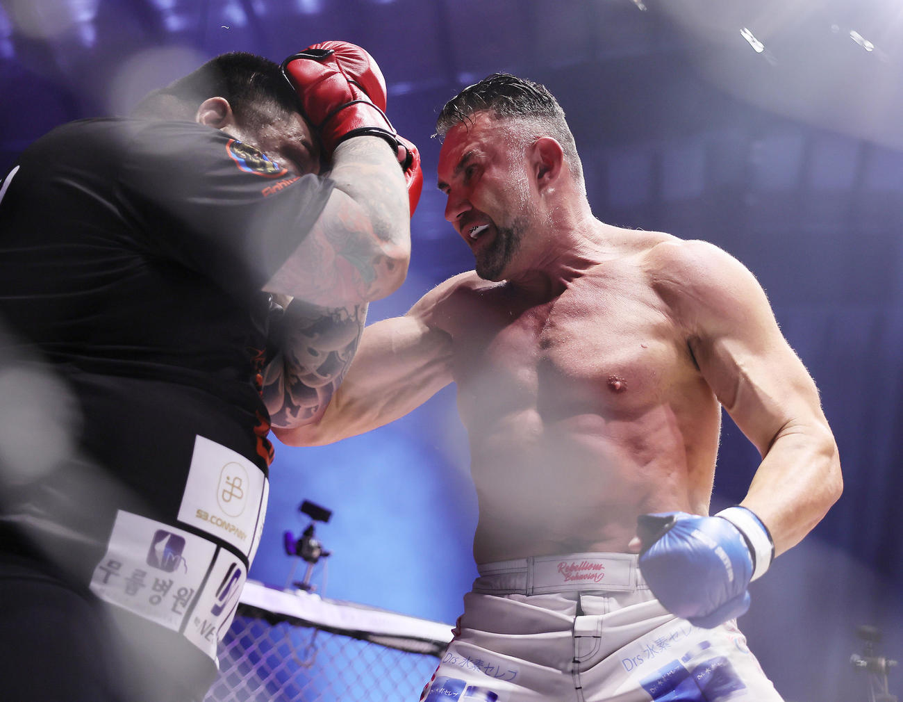 ジェロム・レ・バンナ（右）はキム・ジェフンを攻める（撮影・足立雅史）