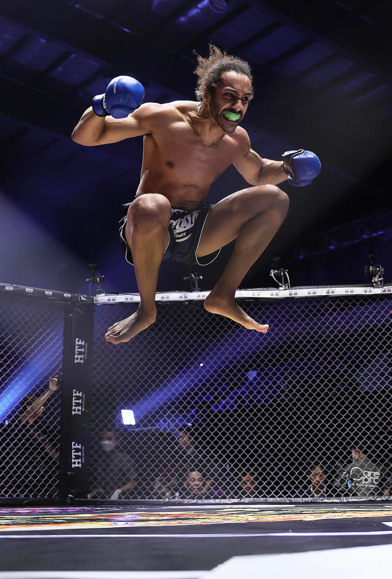 サム・ルサラガは小柴に勝利しジャンプし喜ぶ（撮影・足立雅史）