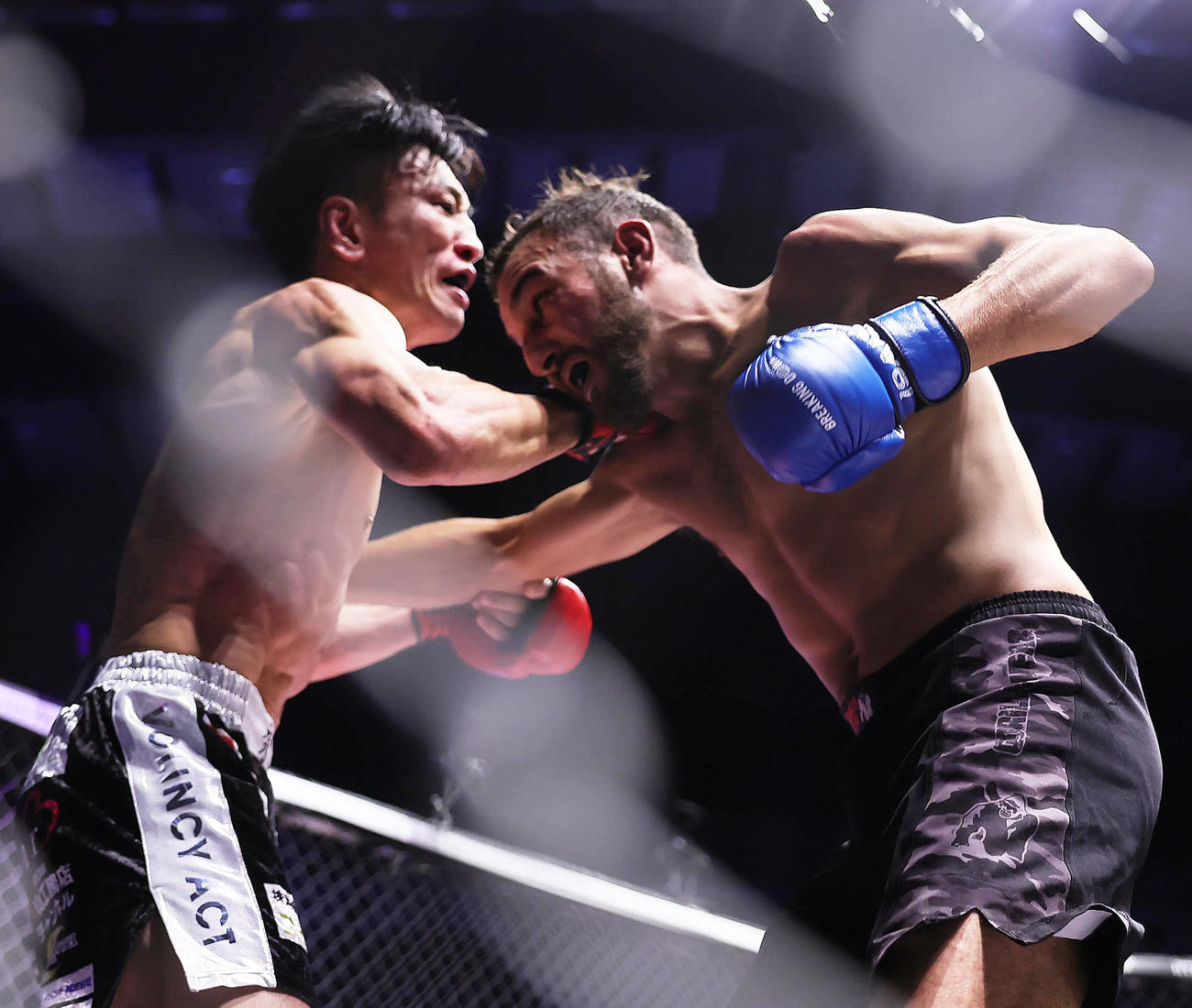 激しく打ち合うイリヤス・ブキョウア（右）と秀虎（撮影・足立雅史）