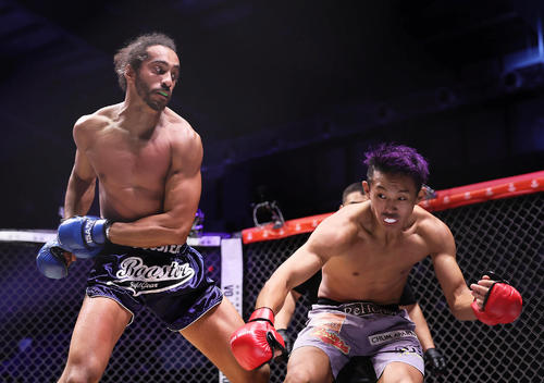 サム・ルサラガ（左）は小柴を破る（撮影・足立雅史）