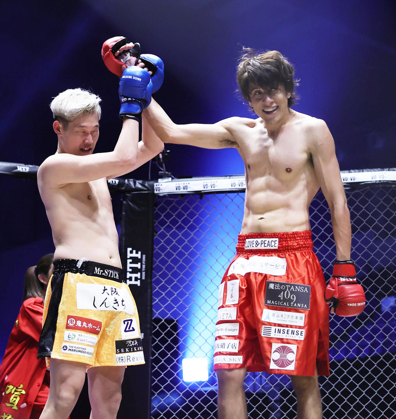 ぬりぼう（左）に勝利した城田純（撮影・足立雅史）