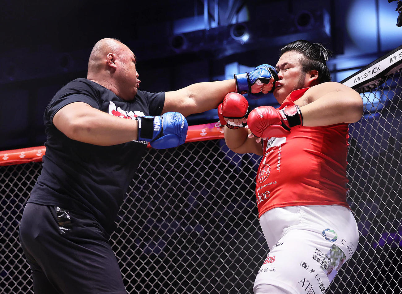 スマッシュ☆ユウキ（左）は岩本を攻める（撮影・足立雅史）