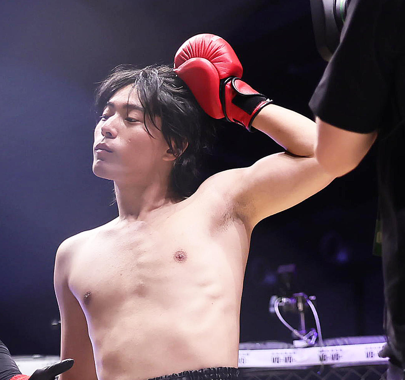 対戦を前にカツラを取る山川（撮影・足立雅史）