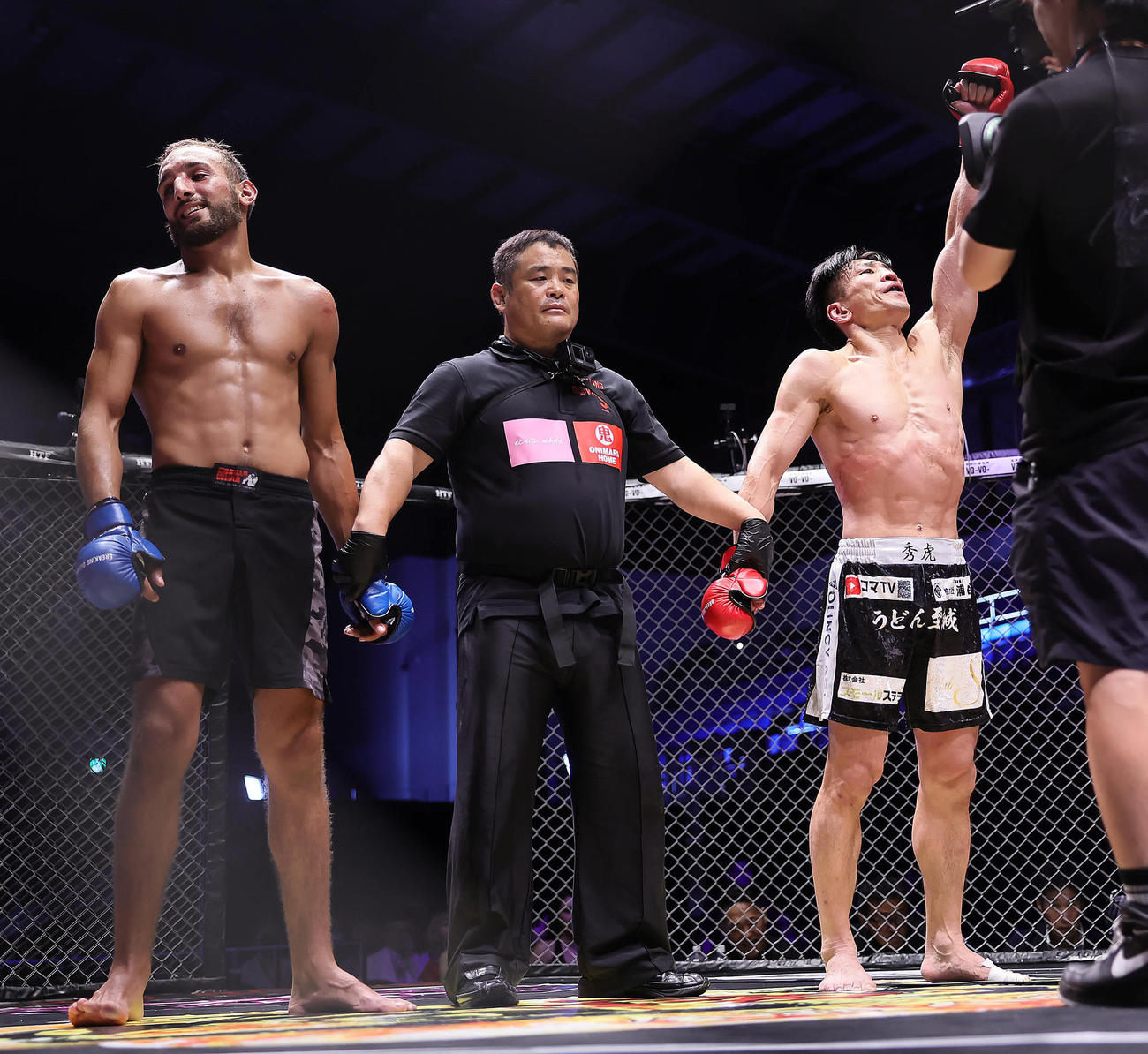 イリヤス・ブキョウア（左）を破った秀虎（撮影・足立雅史）