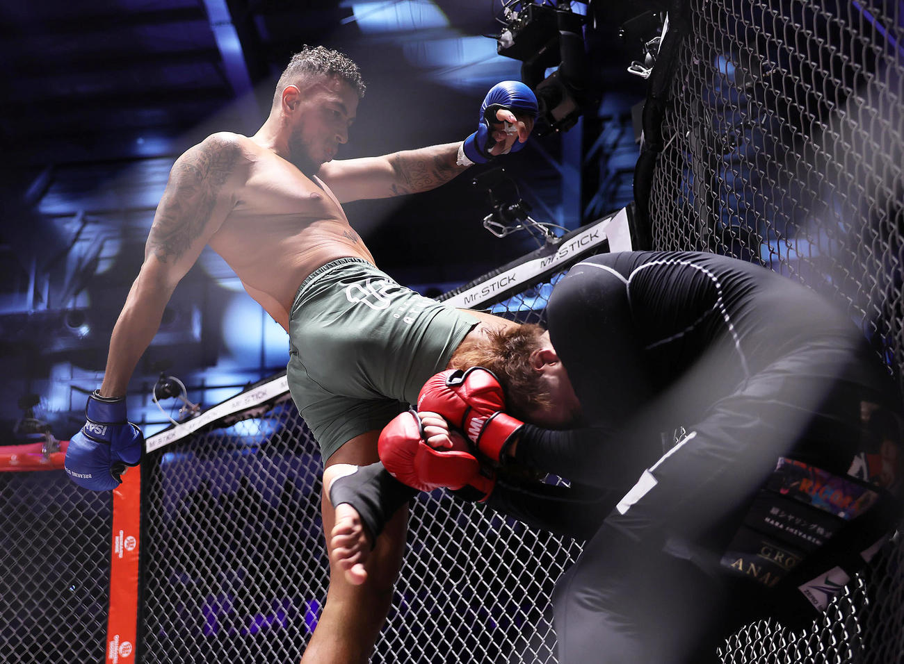 リオ・リチャードソン（左）は舞杞維沙耶をひざ蹴りでKOする（撮影・足立雅史）