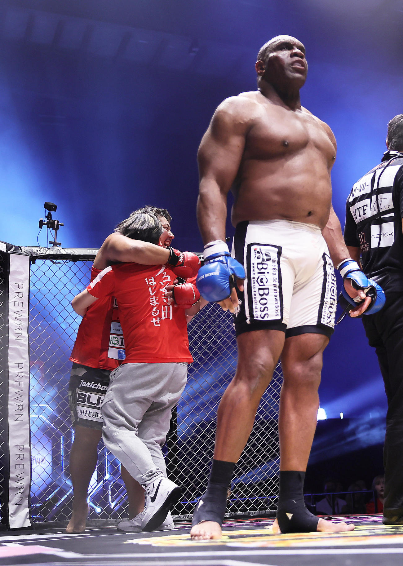 ボブ・サップ（右）はノッコン寺田に敗れぼうぜんとする（撮影・足立雅史）