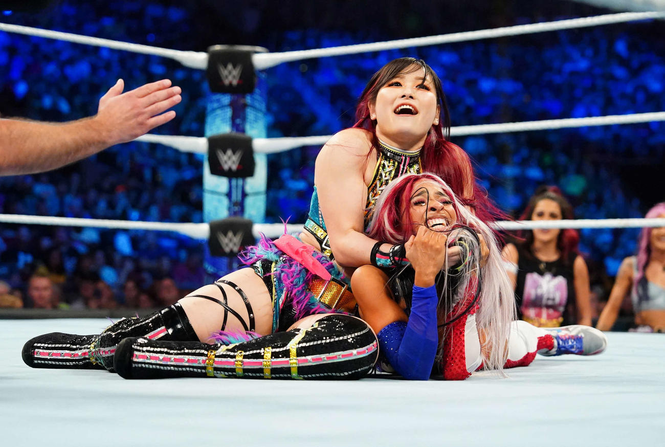 ゼリーナ・ベガ（下）との防衛戦に臨んだWWE女子王者イヨ・スカイ（C）2023 WWE, Inc. All Rights Reserved.