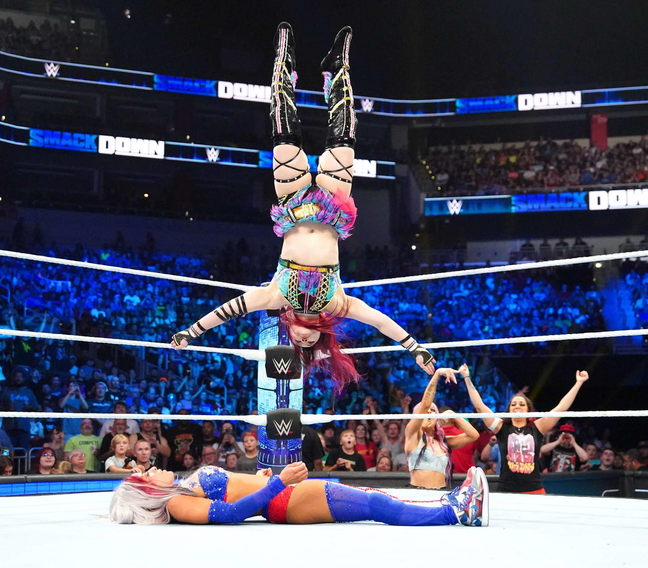 挑戦者ゼリーナ・ベガ（下）をムーンサルトで狙うWWE女子王者イヨ・スカイ（C）2023 WWE, Inc. All Rights Reserved.
