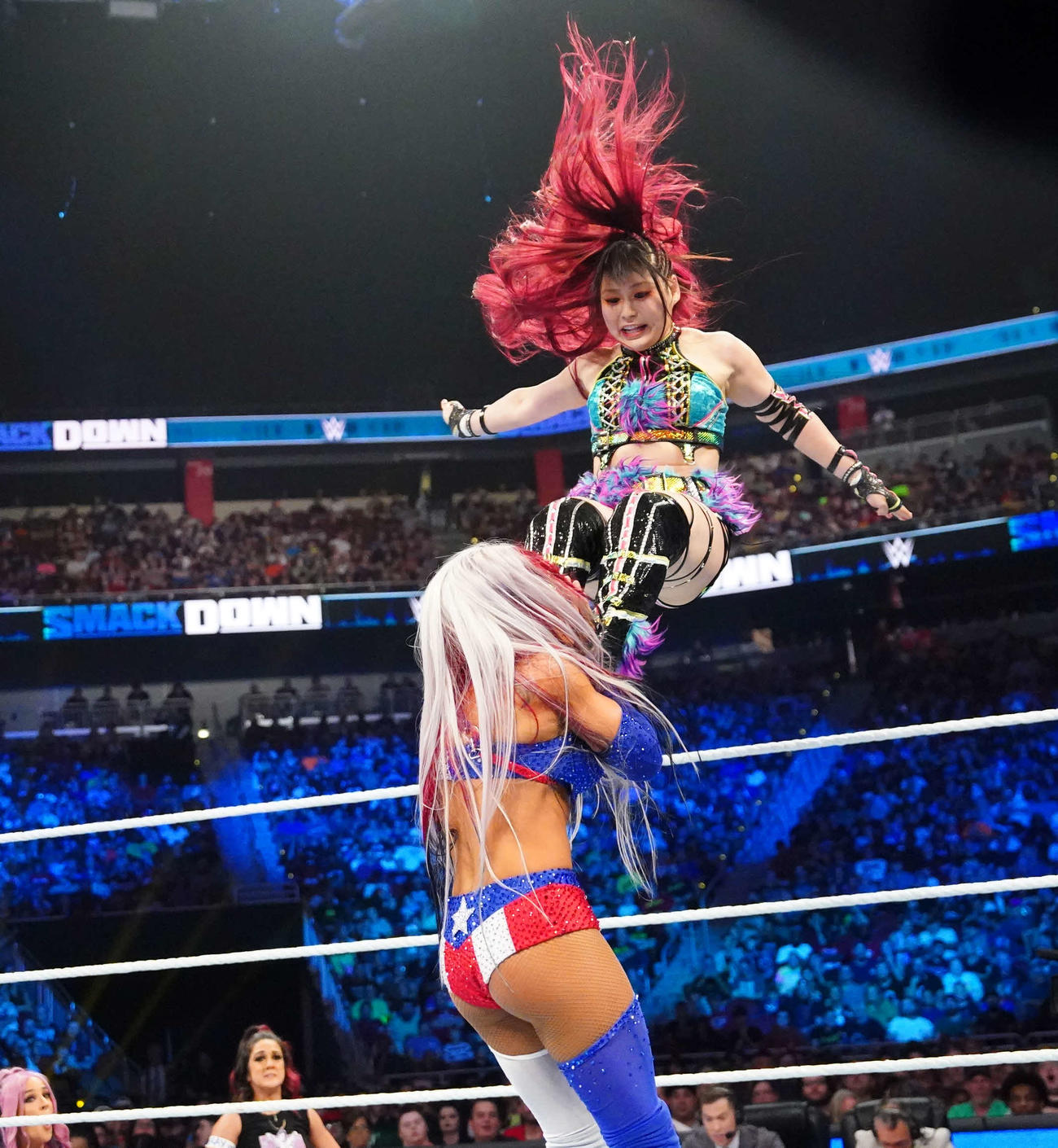 ゼリーナ・ベガ（手前）にミサイルキックを放つWWE女子王者イヨ・スカイ（C）2023 WWE, Inc. All Rights Reserved.