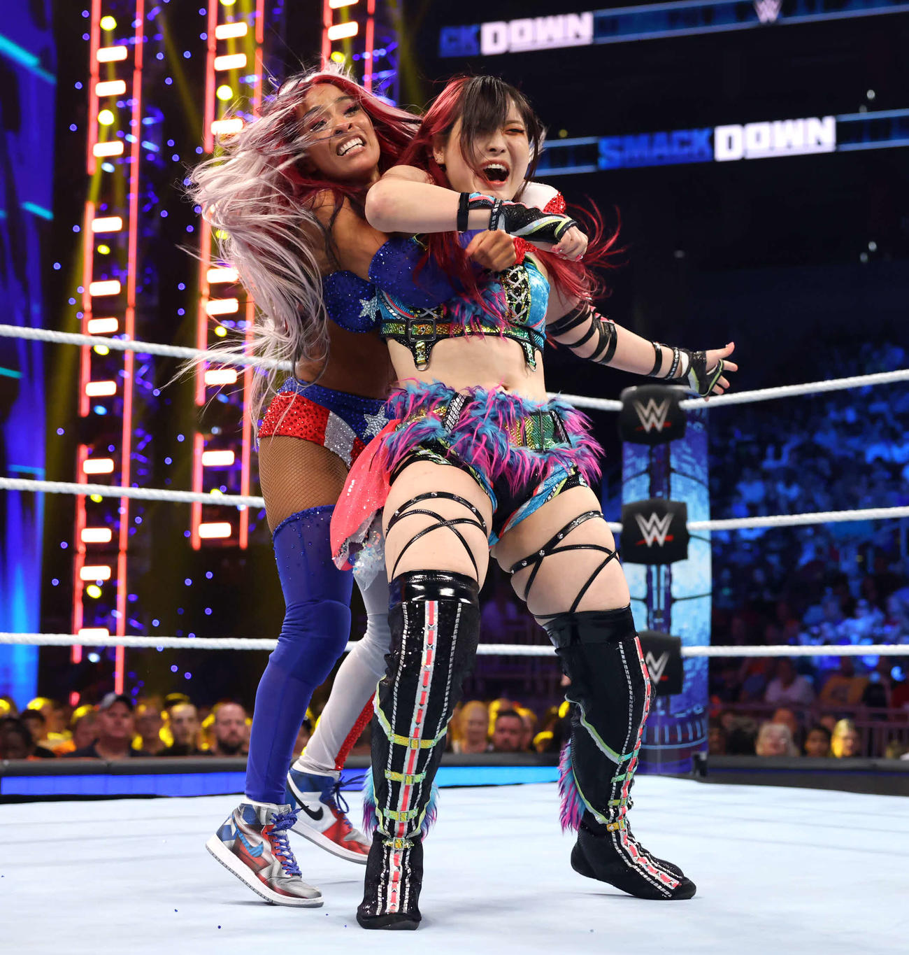 挑戦者ゼリーナ・ベガ（左）と激しい攻防を繰り広げるWWE女子王者イヨ・スカイ（C）2023 WWE, Inc. All Rights Reserved.