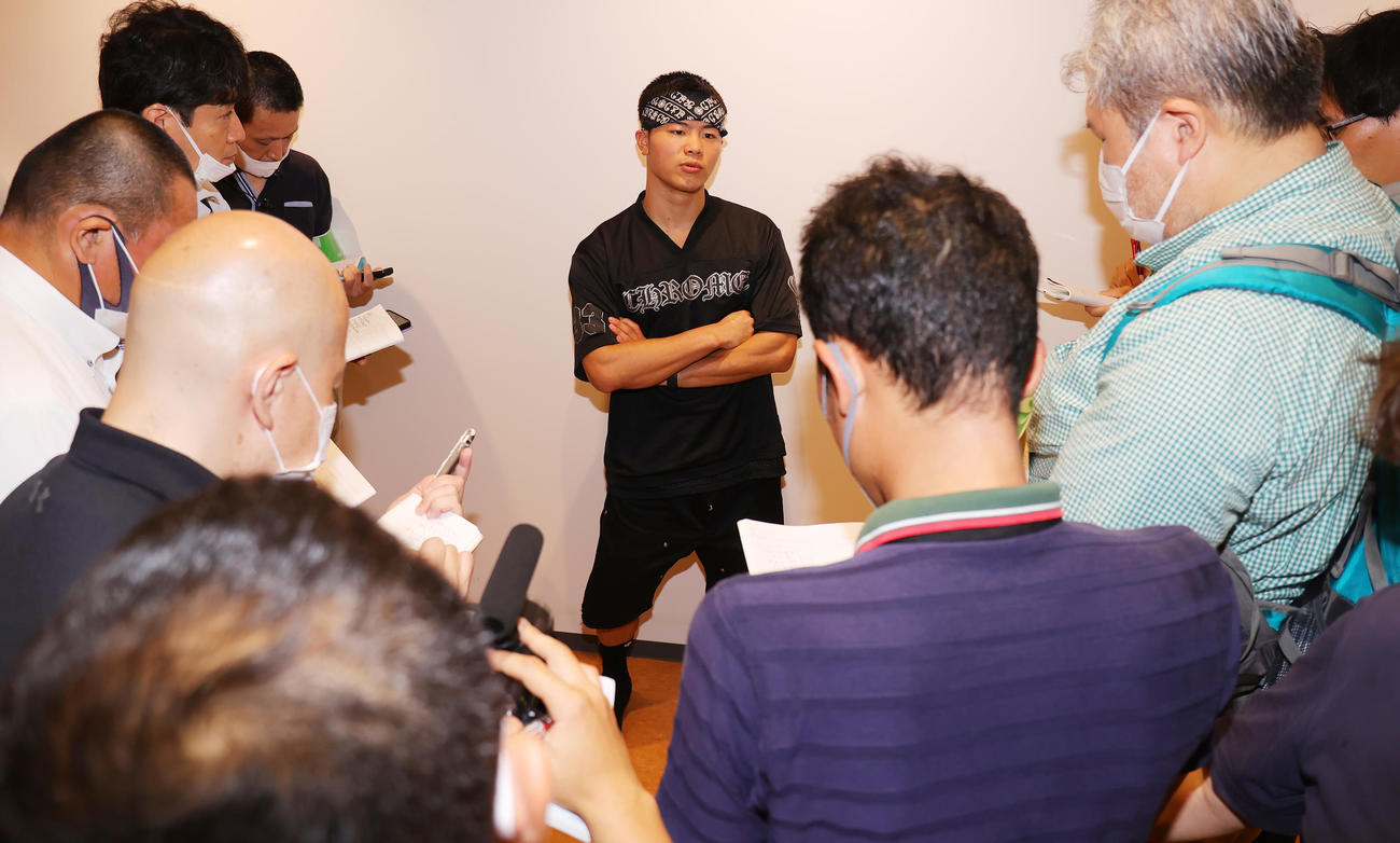 ラスベガス合宿を終え帰国し、取材に応じる那須川天心（撮影・野上伸悟）