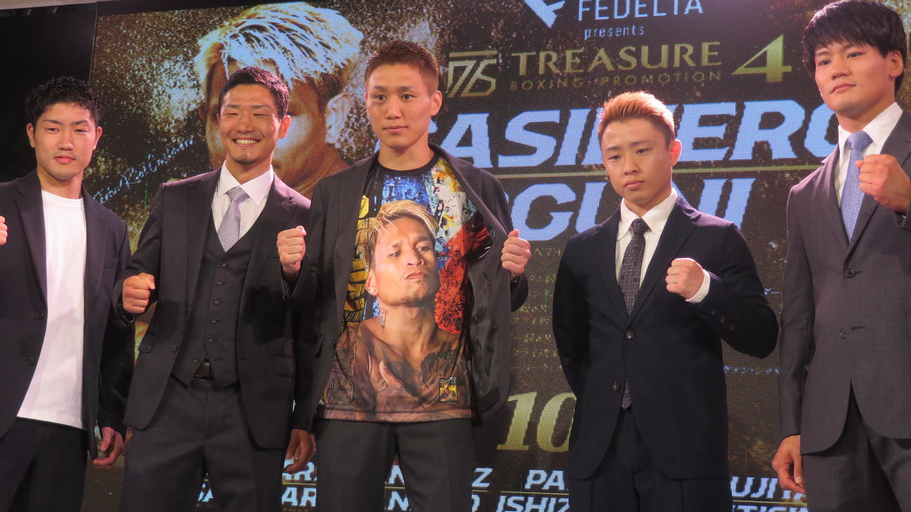 10月12日に有明アリーナで対戦する元世界3階級制覇王者ジョンリール・カシメロのTシャツを着る元IBF世界スーパーバンタム級王者小国以載（中央）