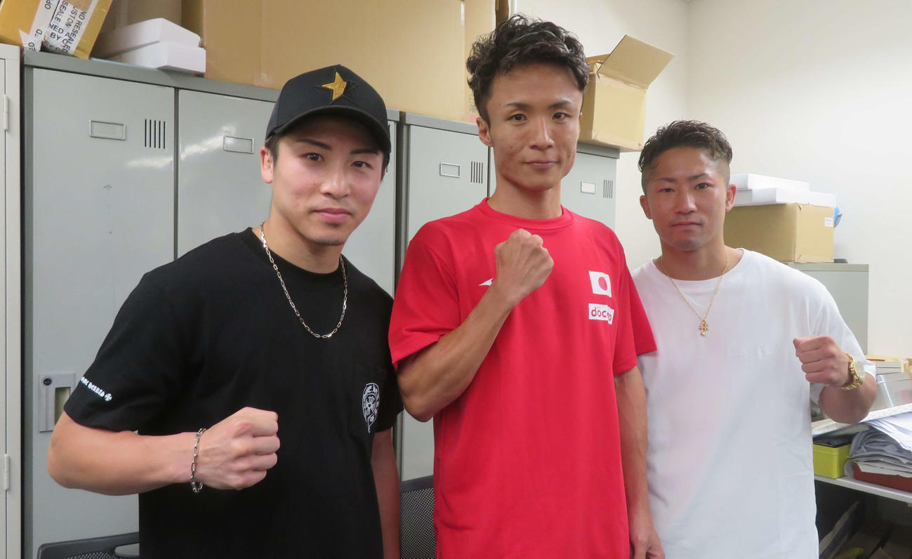 井上尚弥（左端）、井上拓真（右端）の世界王者コンビの付き添いで前日計量に出席した元Jリーガーの山口聖矢