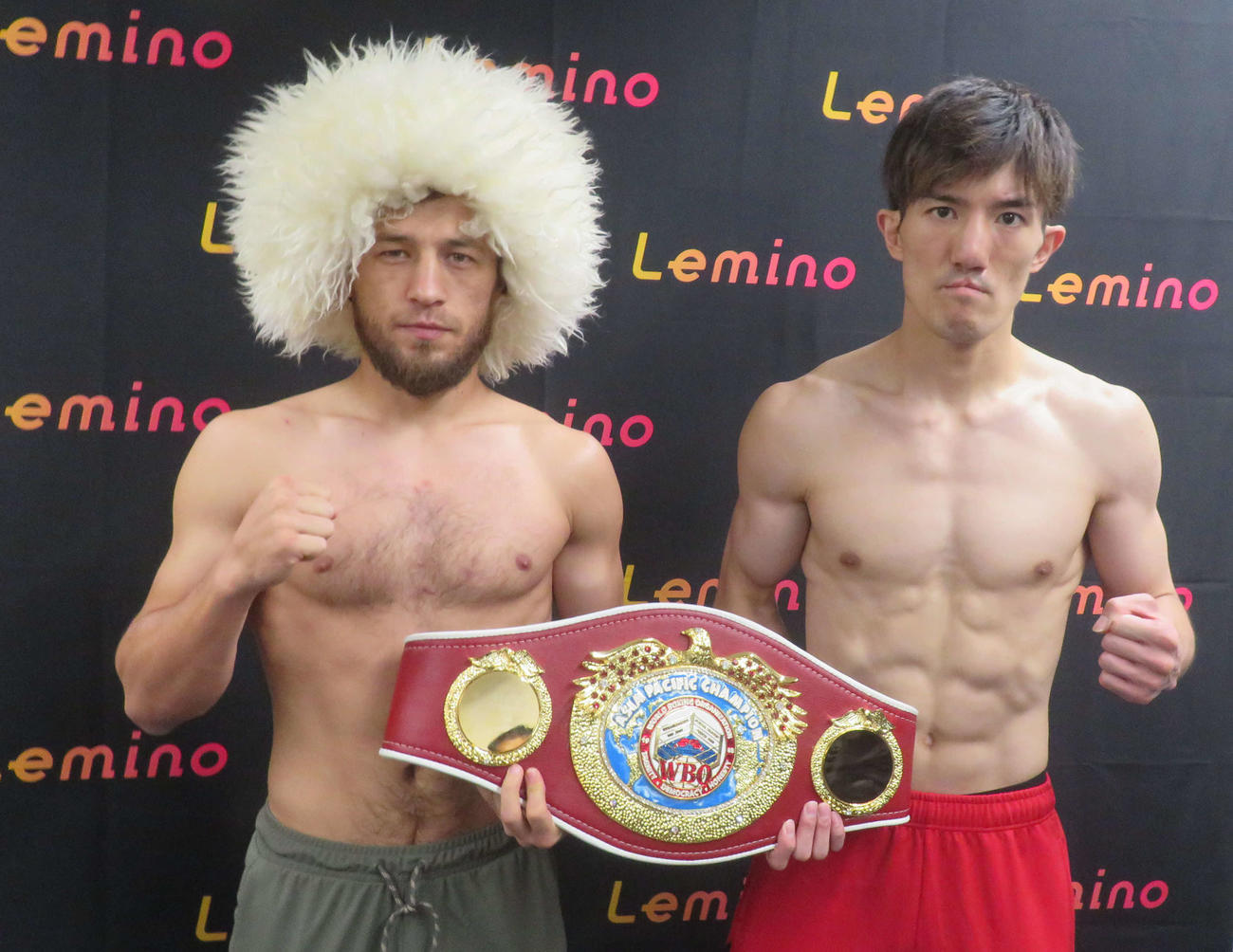 WBOアジア・パシフィック・スーパーライト級王座決定戦に向けて計量パスした同級1位井上浩樹（右）と同級2位アブドゥラスル・イスモリロフ