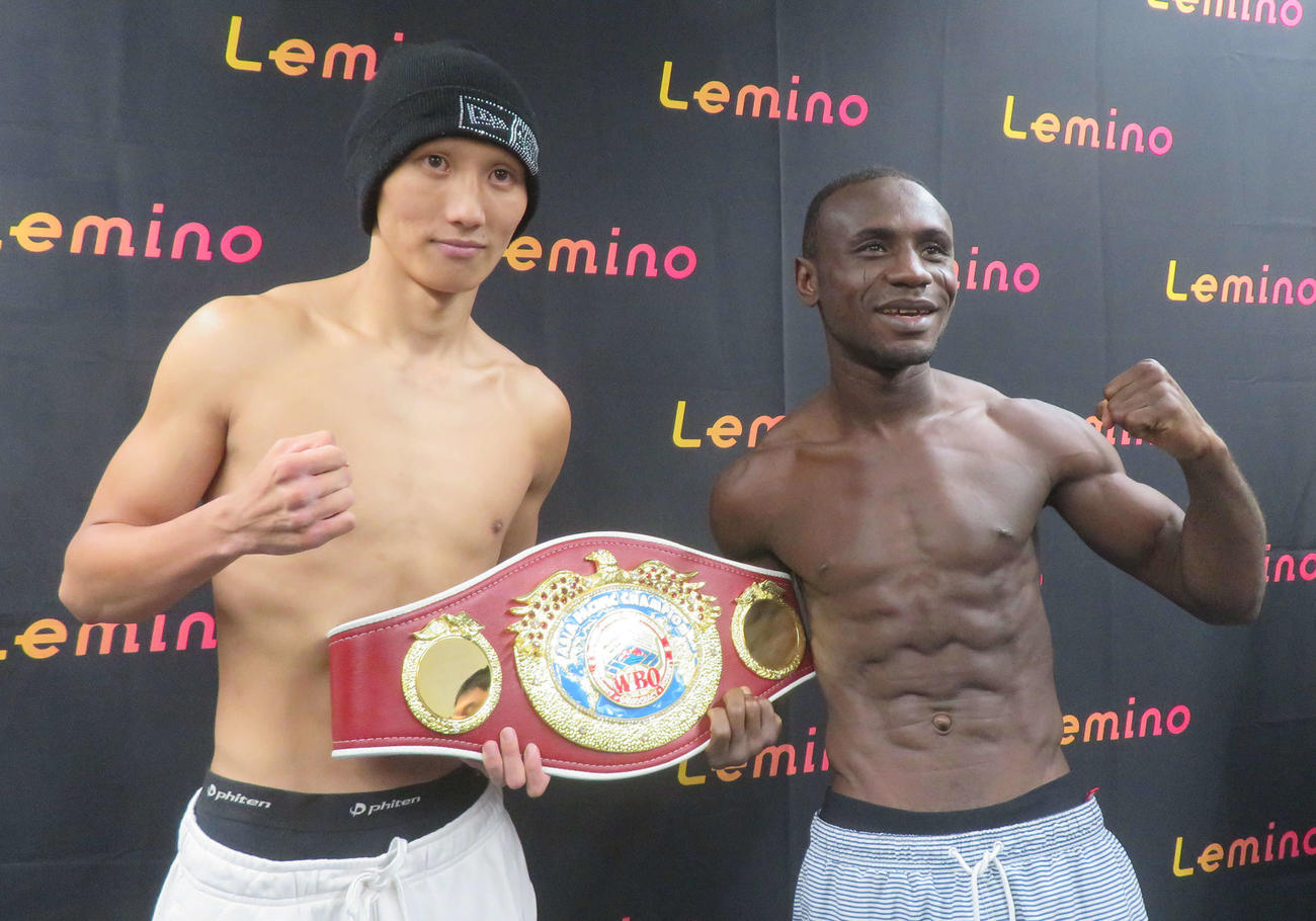 日本、WBOアジア・パシフィック・フェザー級タイトルマッチに向けて計量クリアした日本王者松本圭佑（左）と日本同級1位リドワン・オイコラ