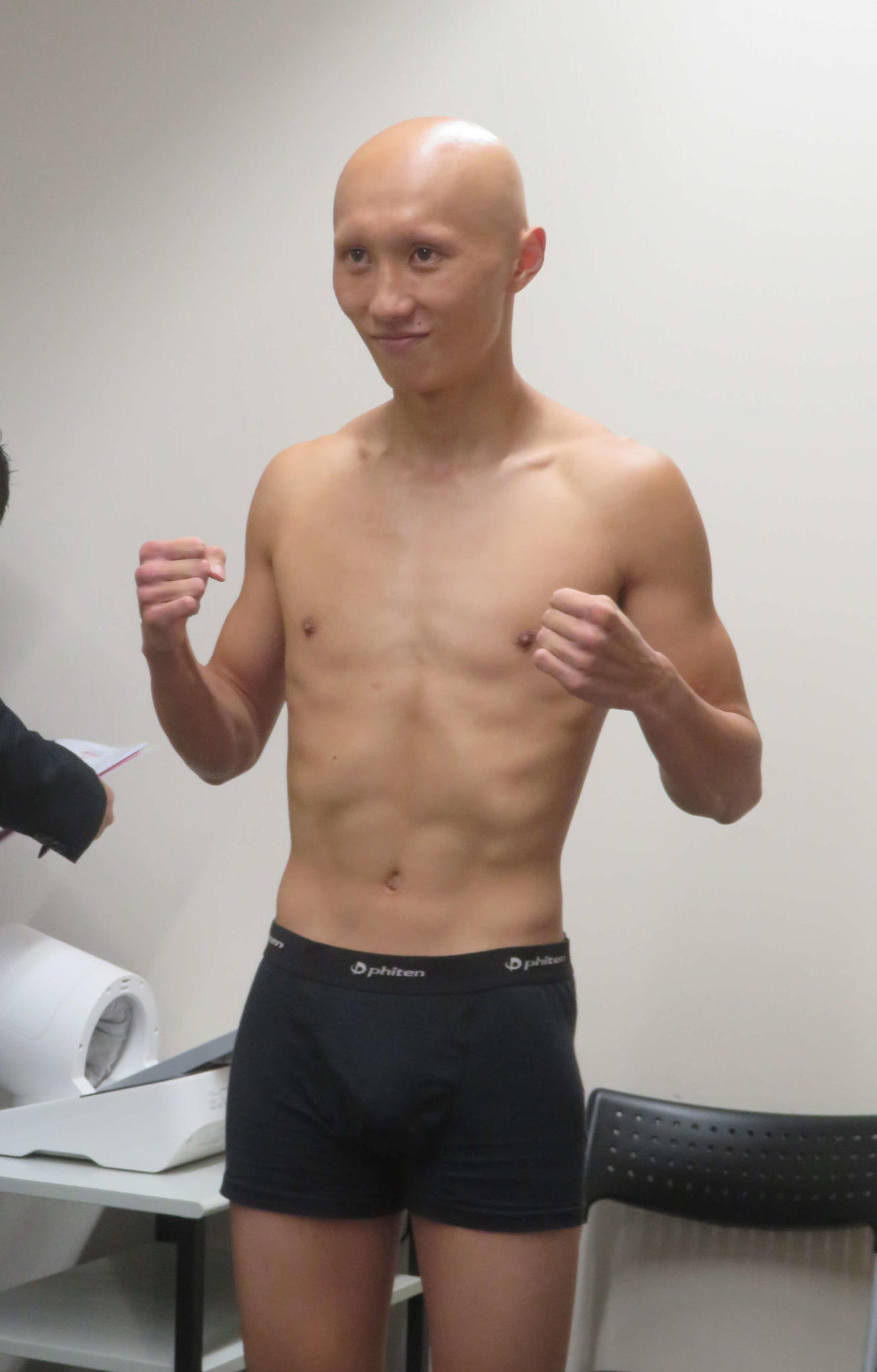 日本フェザー級王座初防衛戦＆WBOアジア・パシフィック同級王座決定戦に向けて計量クリアした日本王者松本圭佑
