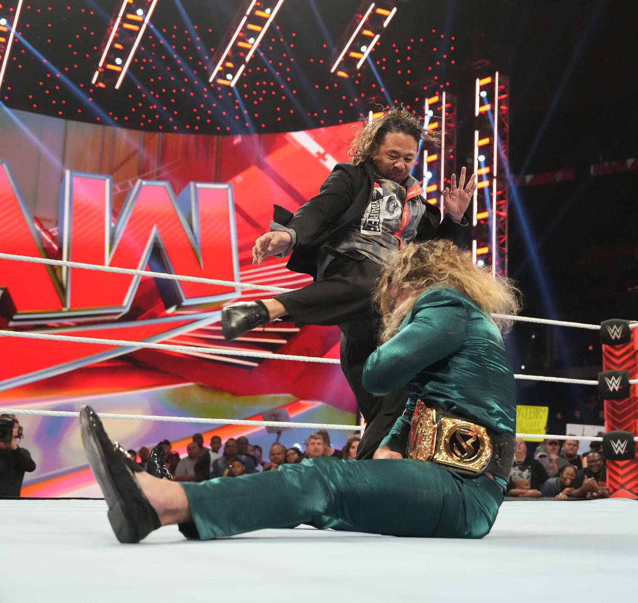 WWE世界ヘビー級王者セス“フリーキン”ロリンズ（手前）の顔面を蹴りこむ中邑真輔（C）2023 WWE, Inc. All Rights Reserved.