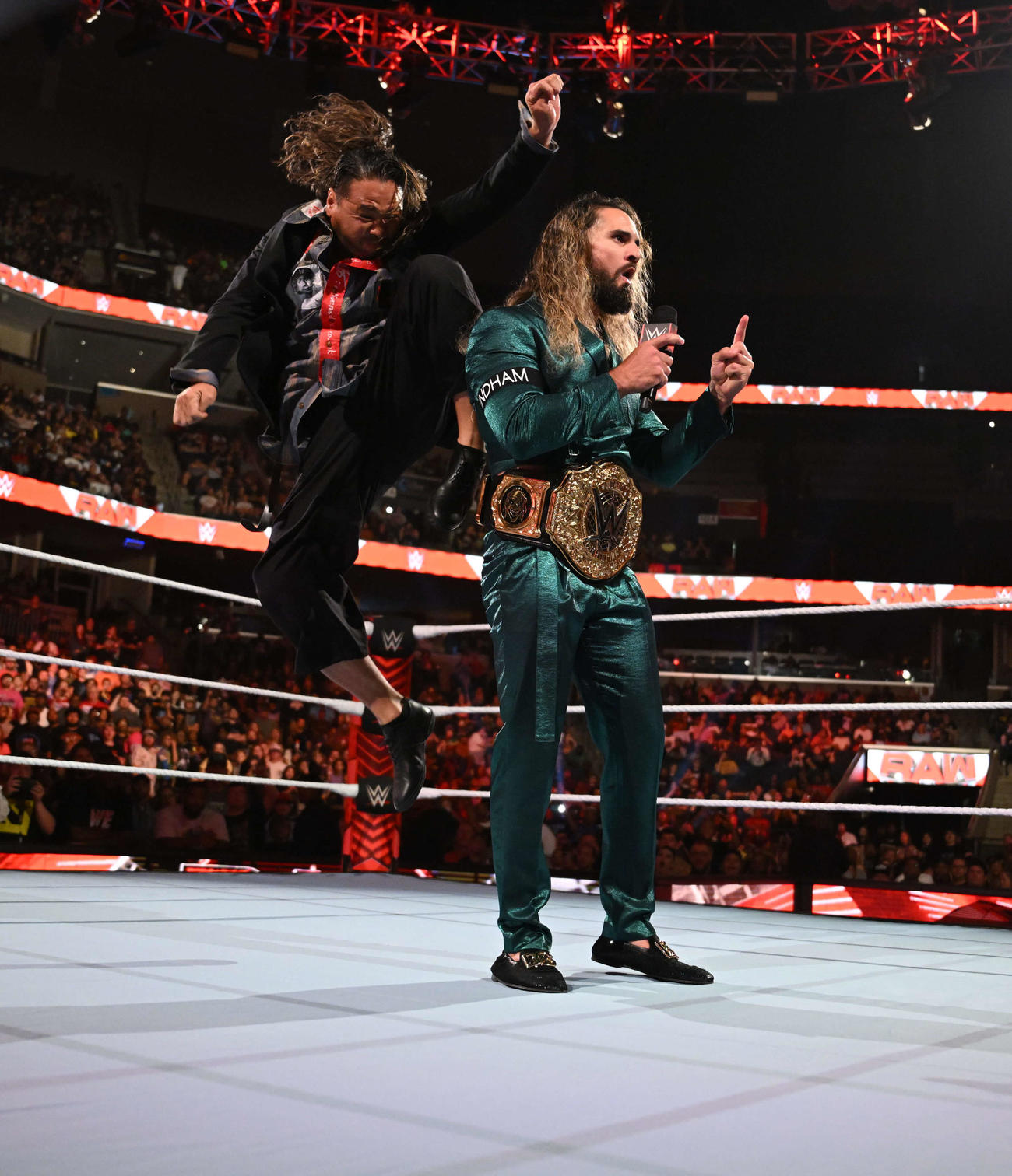 WWE世界ヘビー級王者セス“フリーキン”ロリンズ（右）の背後から飛びひざ蹴りする中邑真輔（C）2023 WWE, Inc. All Rights Reserved.