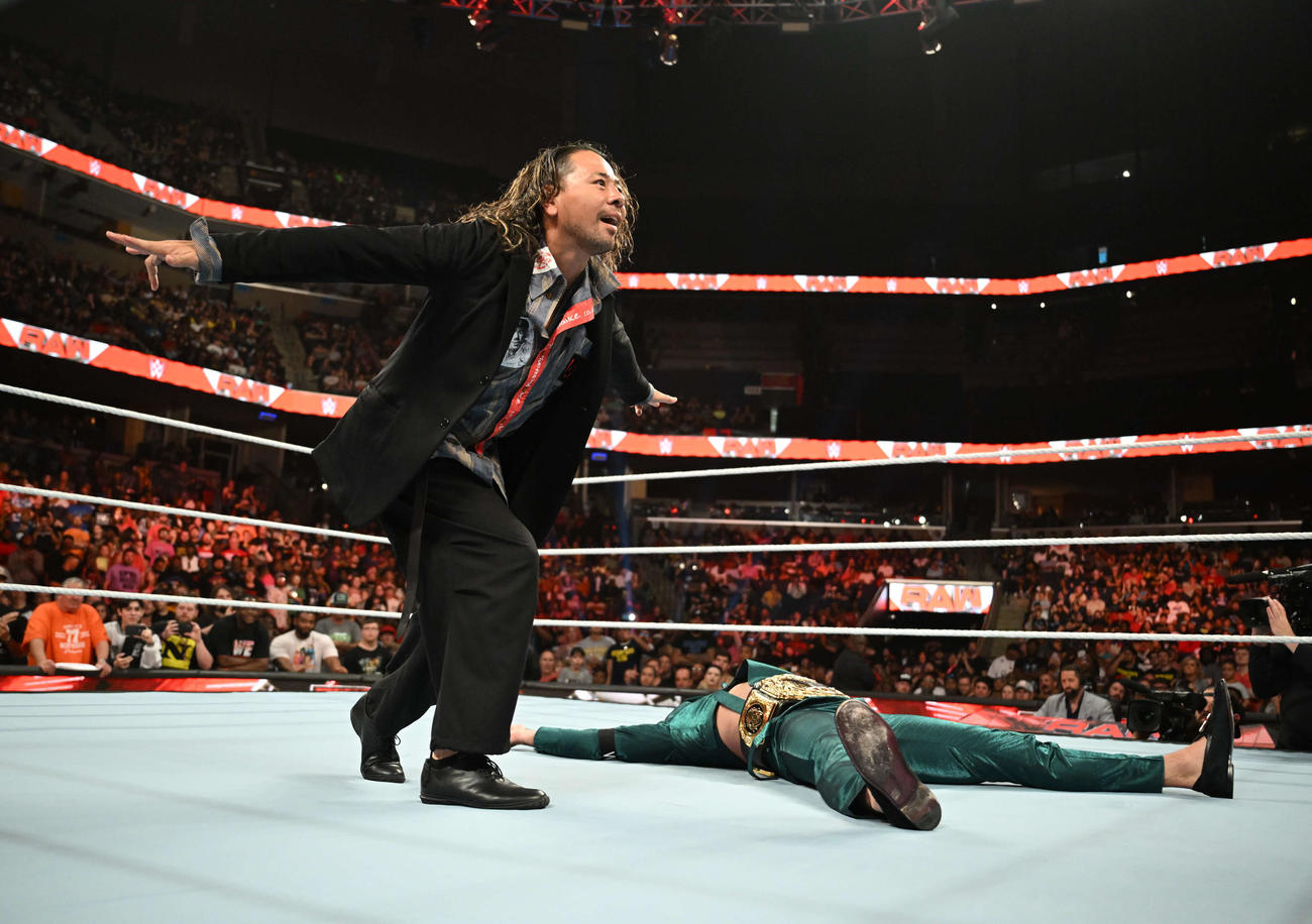 WWE世界ヘビー級王者セス“フリーキン”ロリンズ（右下）を襲撃した中邑真輔（C）2023 WWE, Inc. All Rights Reserved.