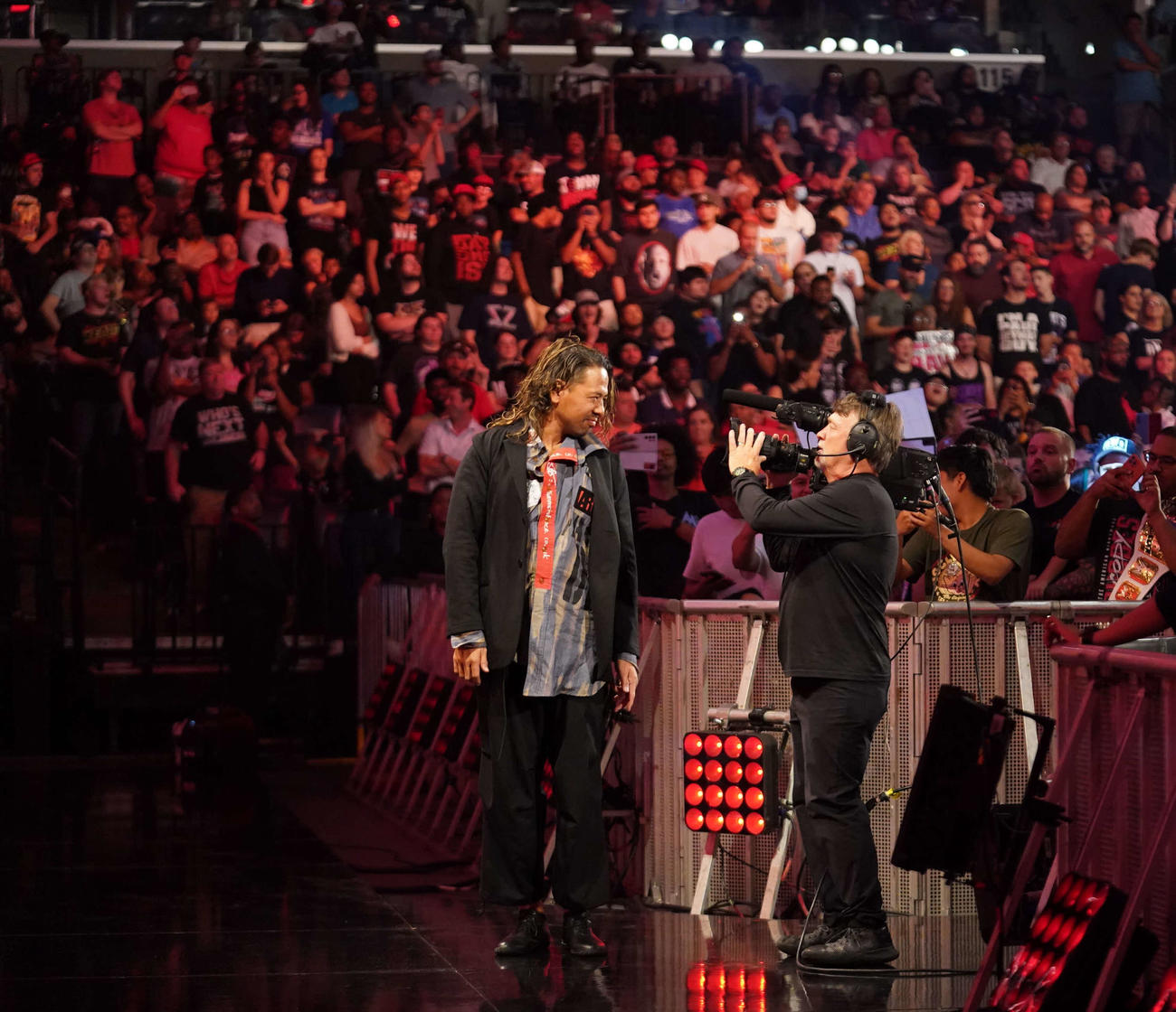 WWE世界ヘビー級王者セス“フリーキン”ロリンズの襲撃に成功した中邑真輔（中央）は観衆からの大ブーイングを浴びて退場（C）2023 WWE, Inc. All Rights Reserved.