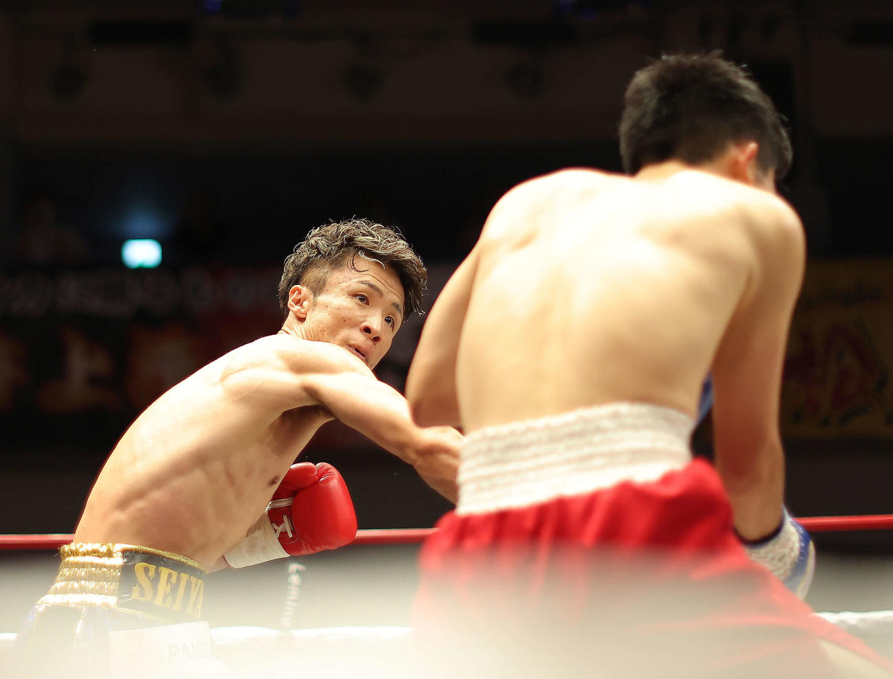 1回、加藤（右）を攻める山口（撮影・河田真司）