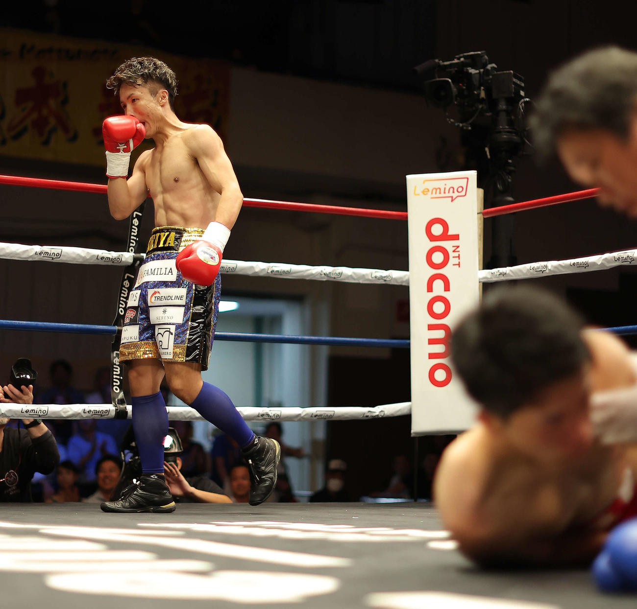 1回、加藤（手前）にTKO勝利する山口（撮影・河田真司）
