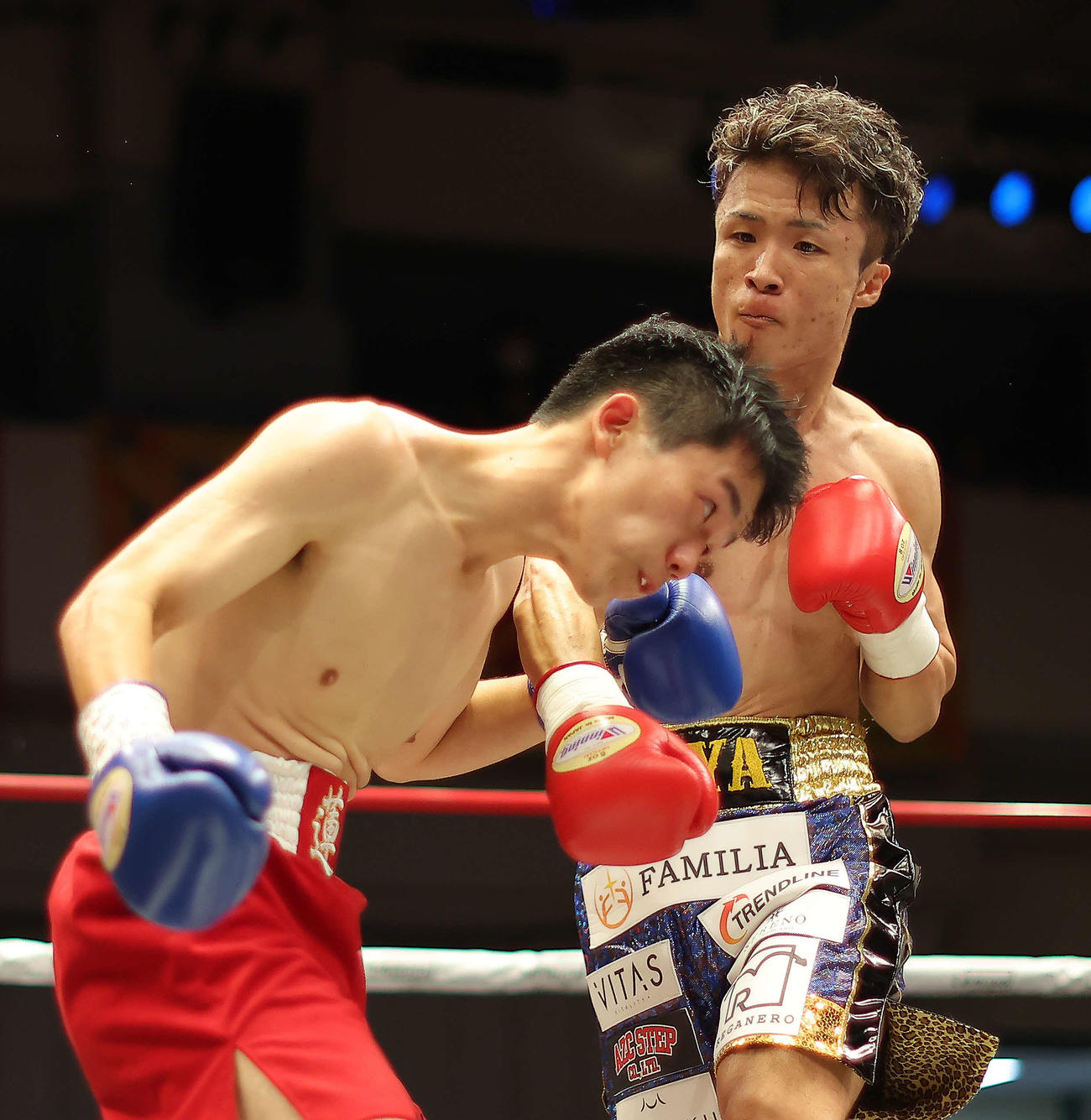 1回、加藤（左）を攻める山口（撮影・河田真司）