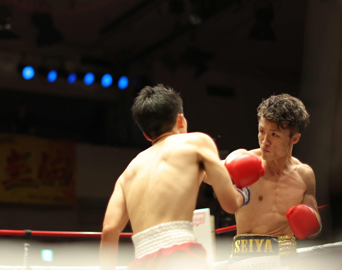 1回、加藤（左）を攻める山口（撮影・河田真司）