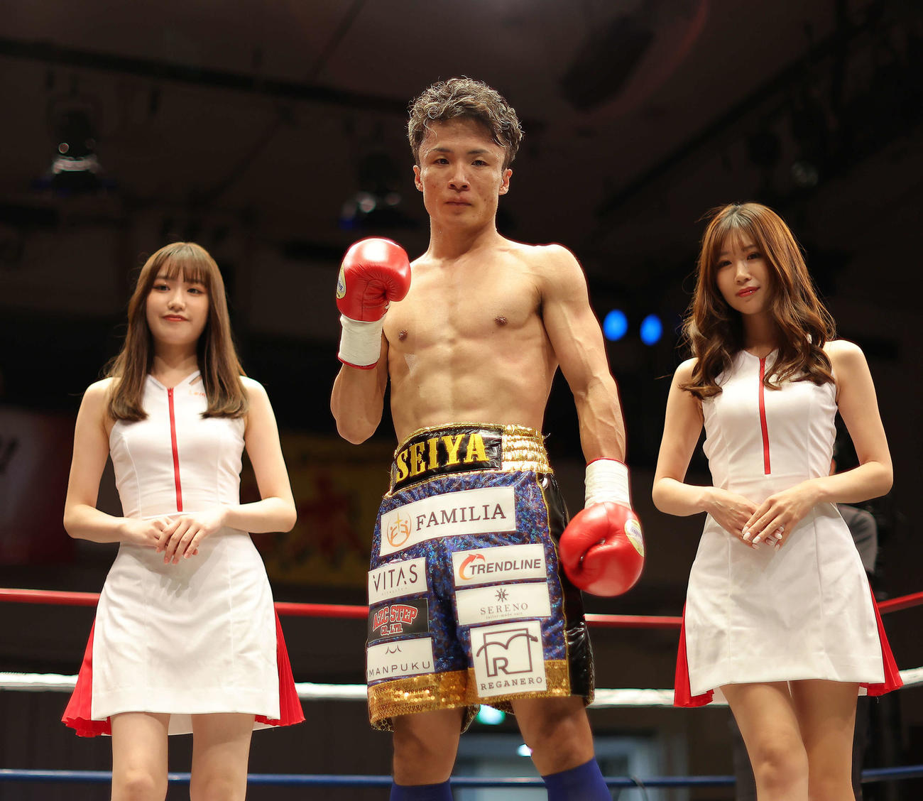 加藤に勝利し写真に納まる山口。後方左は仲俣由菜、同右は日南まみ（撮影・河田真司）