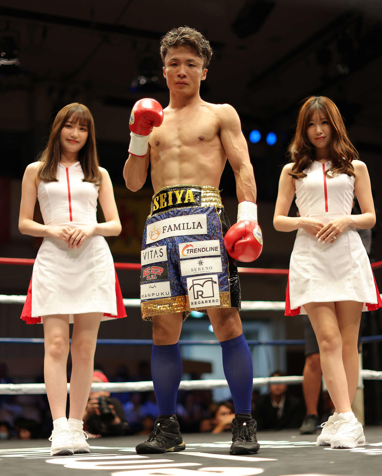 加藤に勝利し写真に納まる山口。後方左は仲俣由菜、同右は日南まみ（撮影・河田真司）