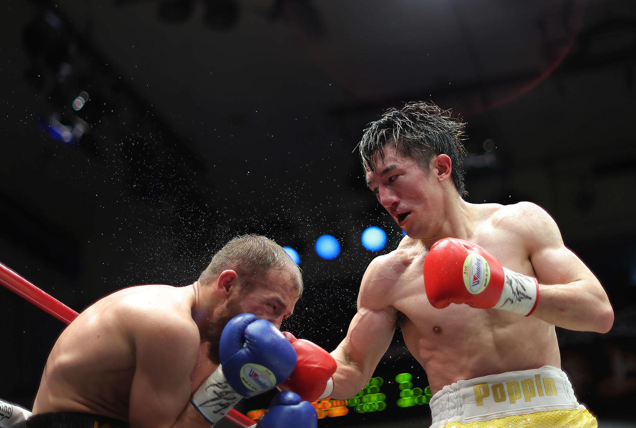 10回、アブドゥラスル・イスモリロフ（左）を攻める井上浩（撮影・河田真司）