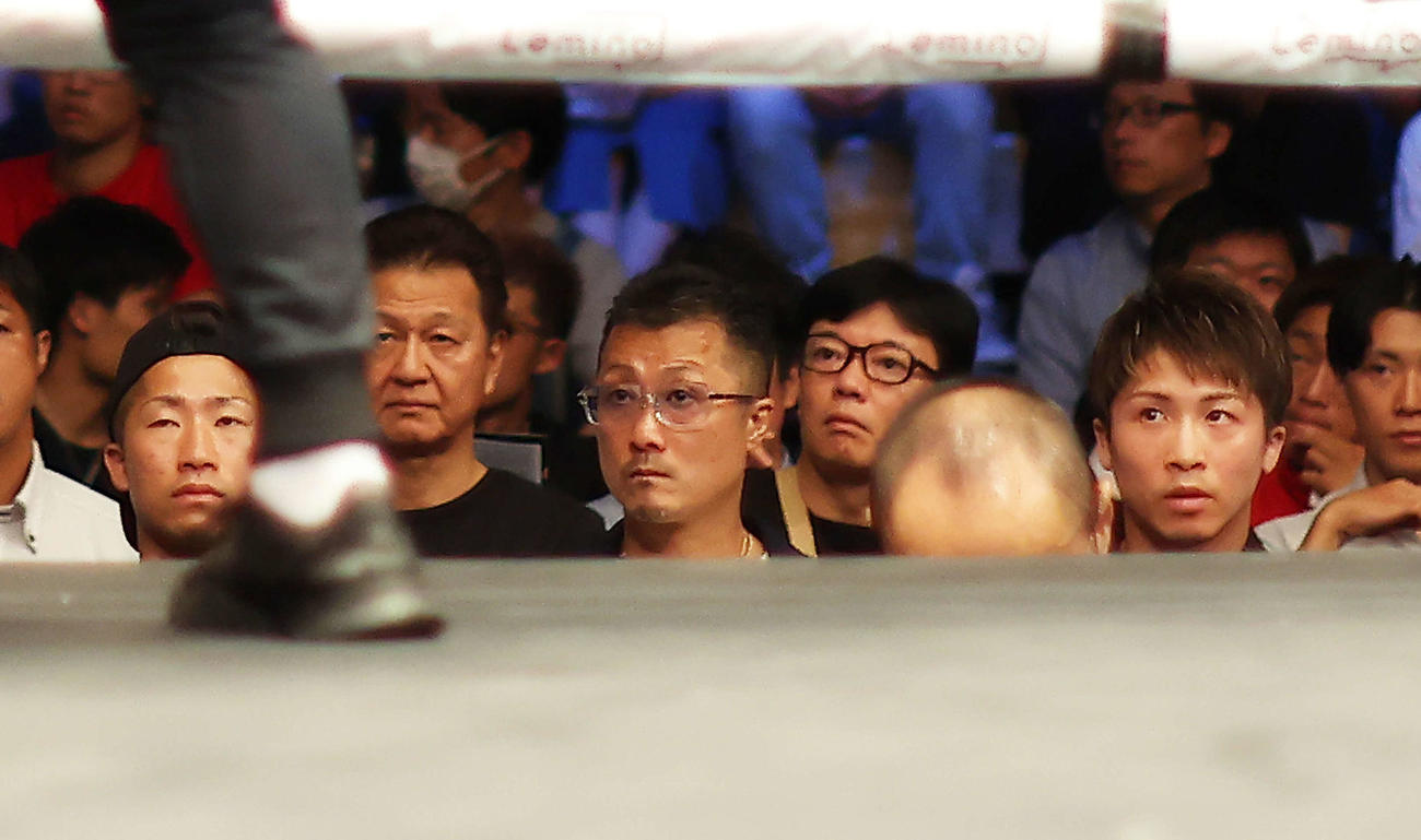 試合を見る井上尚（右）。左は井上拓、中央は父の真吾氏（撮影・河田真司）