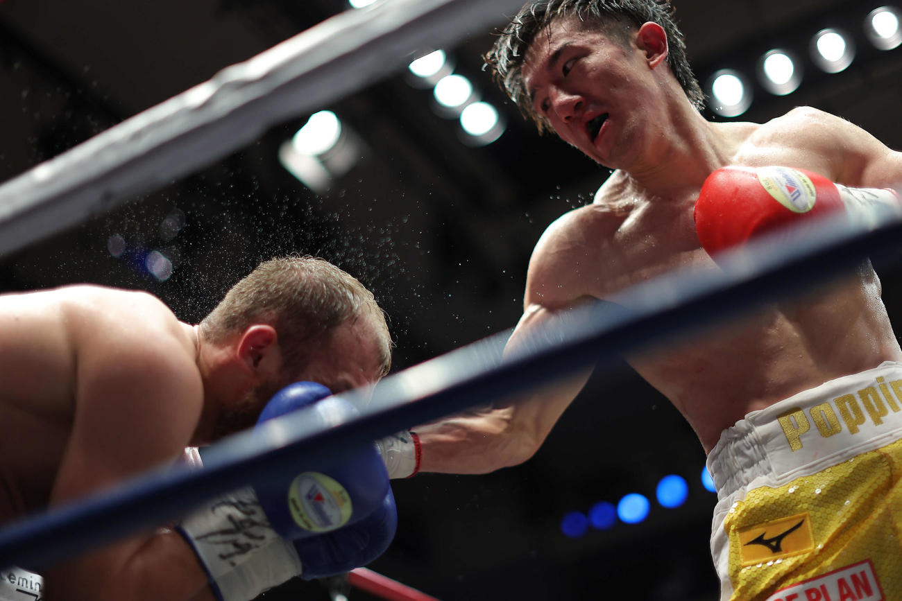 10回、アブドゥラスル・イスモリロフ（左）を攻める井上浩（撮影・河田真司）
