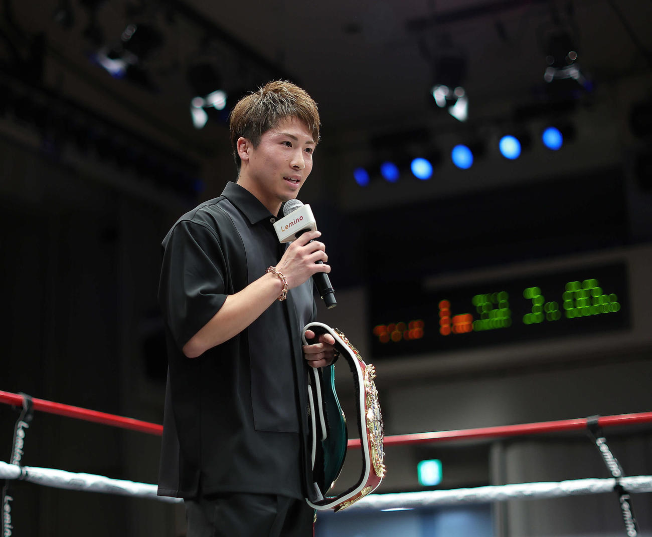 リング上であいさつする井上尚弥（撮影・河田真司）