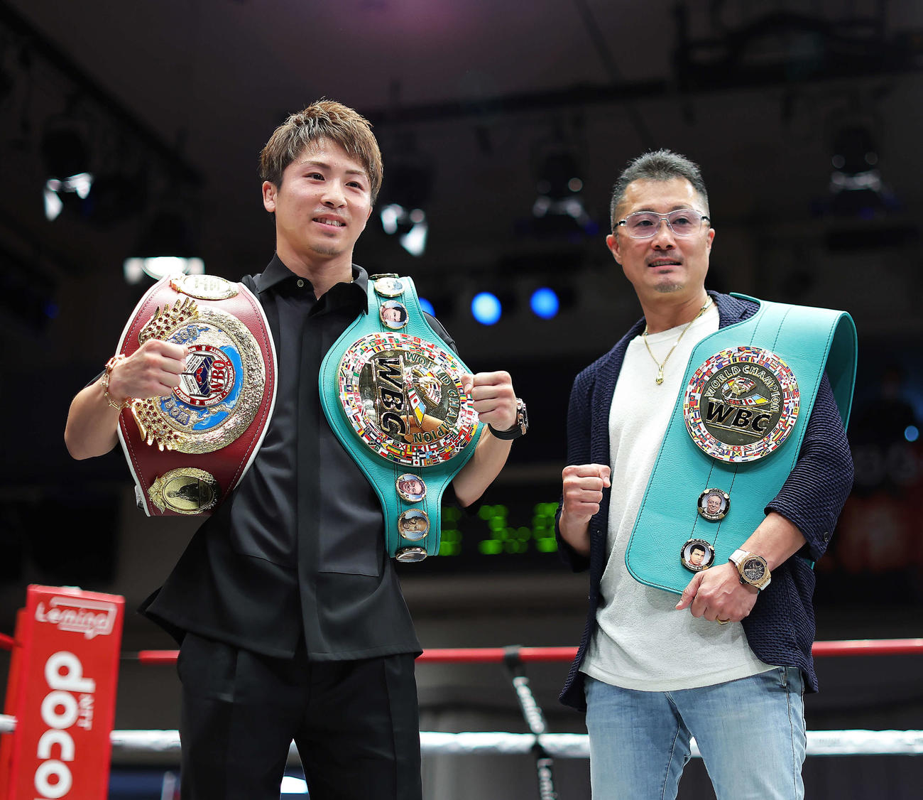 WBC、WBO世界スーパーバンタム級タイトルマッチの表彰式で、チャンピオンベルトを肩に笑顔で写真に納まる井上尚弥（左）と父・真吾氏（撮影・河田真司）