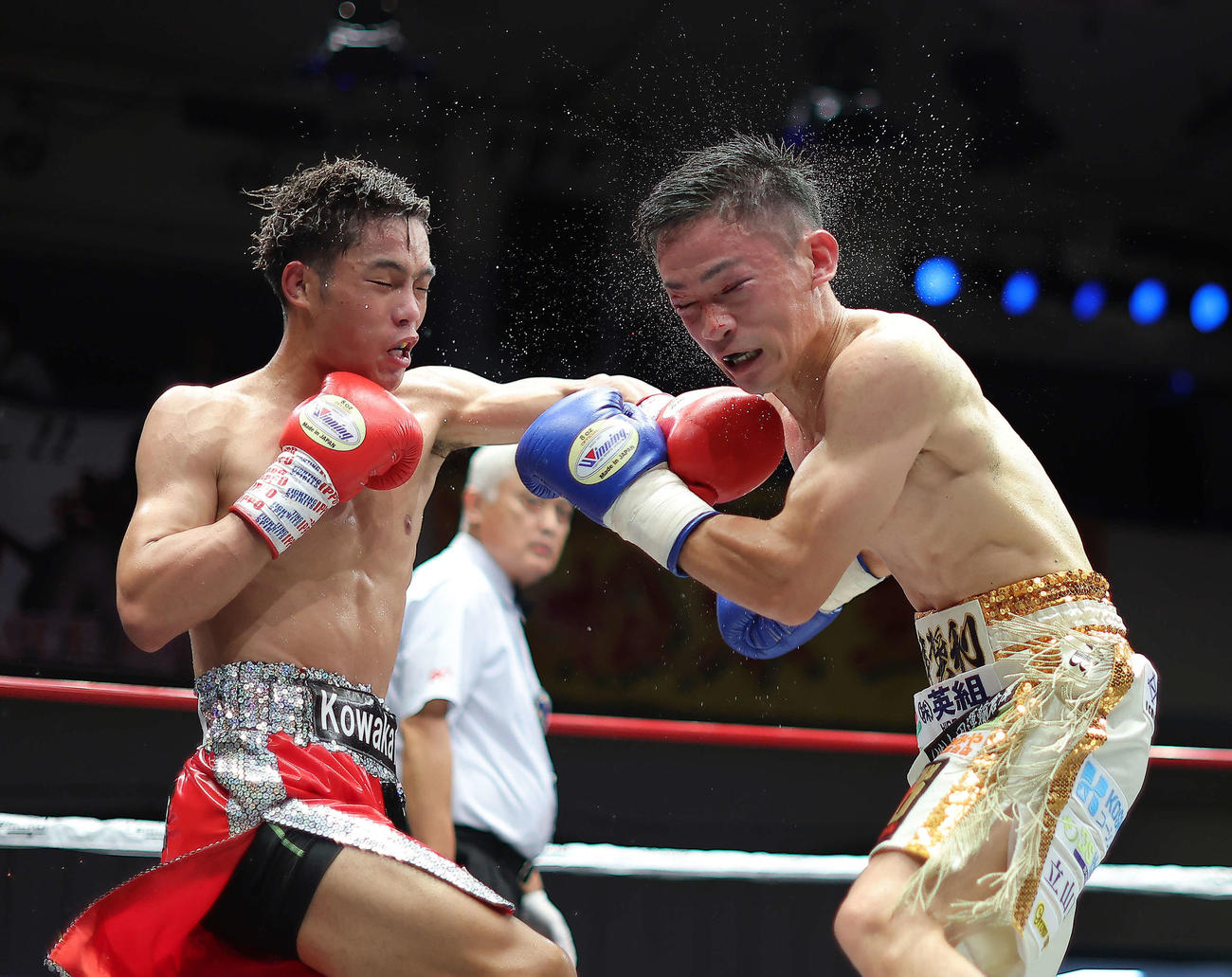 5回、梅津（右）にパンチを見舞う穴口（撮影・河田真司）