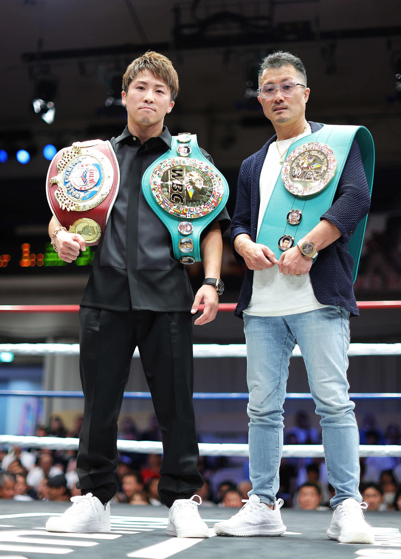 WBC、WBO世界スーパーバンタム級ベルト贈呈式で、チャンピオンベルトを肩に写真に納まる井上尚弥（左）と父・真吾氏（撮影・河田真司）