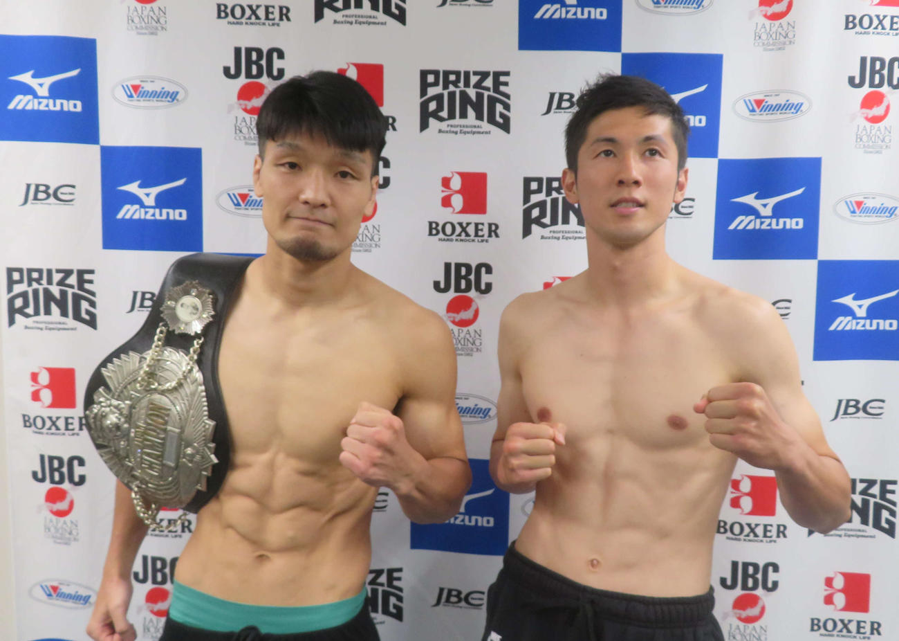 日本ウエルター級タイトル戦の計量をクリアした王者坂井祥紀（左）と挑戦者の同級1位能嶋宏弥