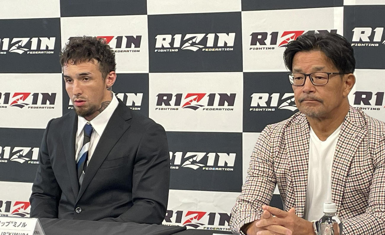 神妙な面持ちで記者会見に出席した木村“フィリップ”ミノルと、RIZINの榊原信行CEO