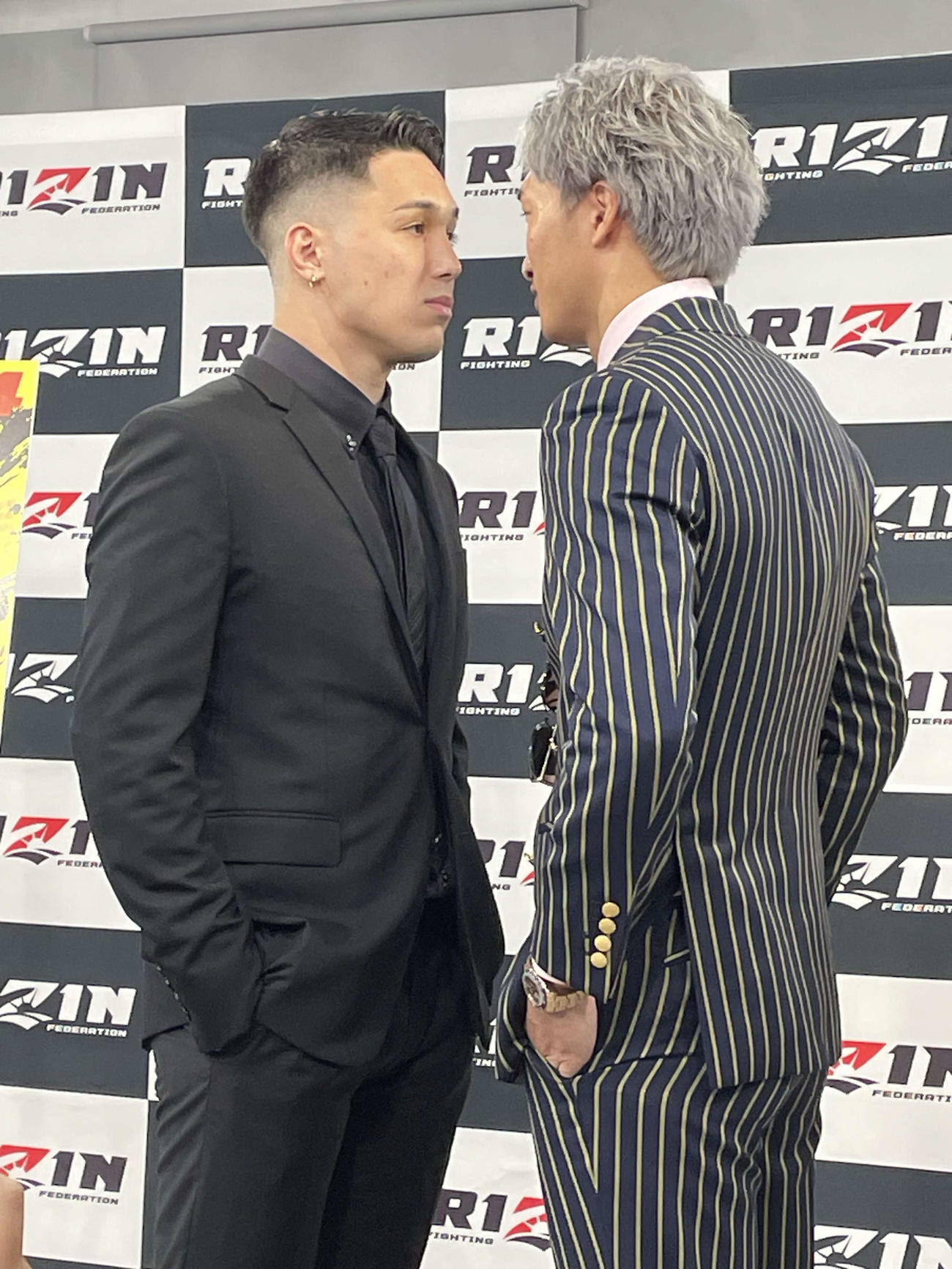 フェイスオフでにらみ合う、左から宇佐美正パトリック、安保瑠輝也