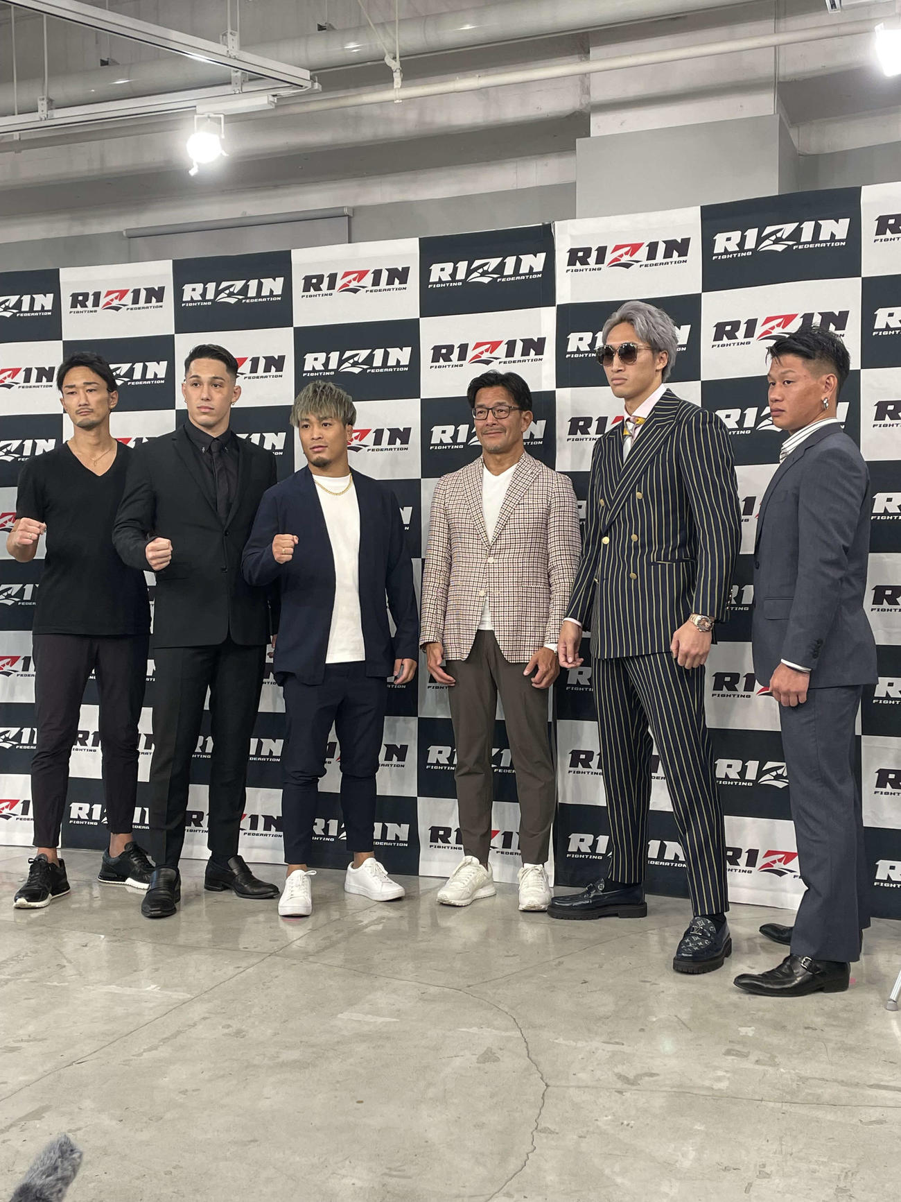 追加カードの記者会見に出席した左から梅野源治、宇佐美正パトリック、太田忍、榊原信行CEO、安保瑠輝也、斉藤祐斗